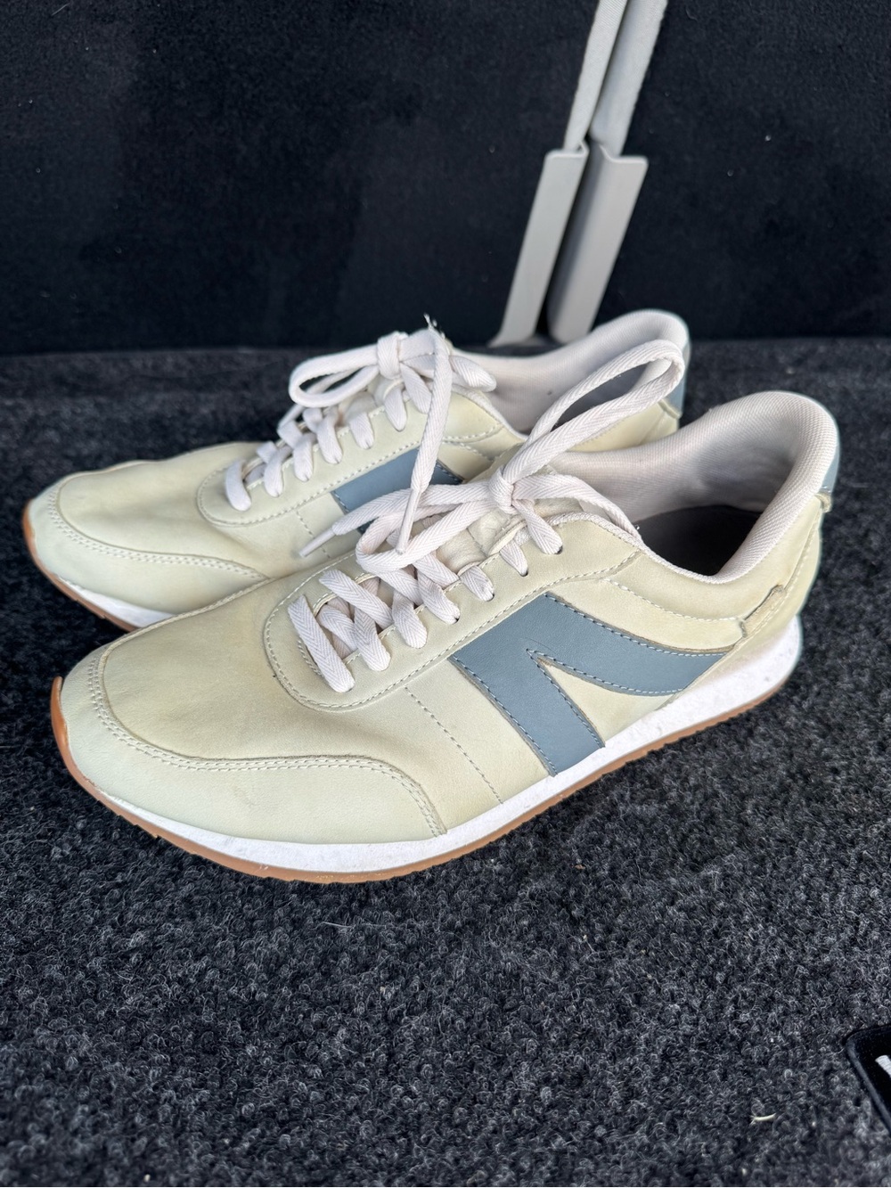 Kizik Milan Hands-Free Sneakers Monument Gray Men’s 8.5 / Women’s 10